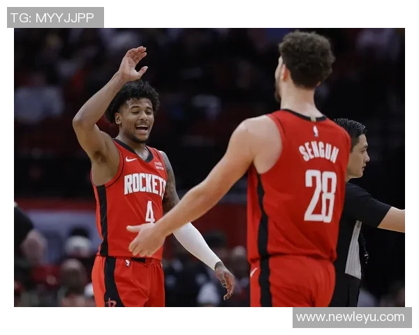 神射手AJ格林三分球全中展现超强实力助球队赢得胜利