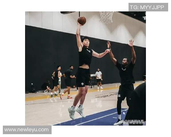 杨瀚森三分投篮瞬间引发全场屏息期待最终却只换来一声叹息