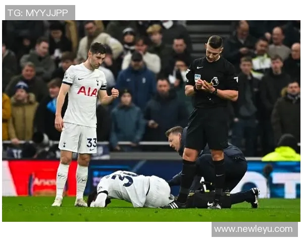 本坦库尔因铲球染红离场乌拉圭队在友谊赛中以1比5落后美国队